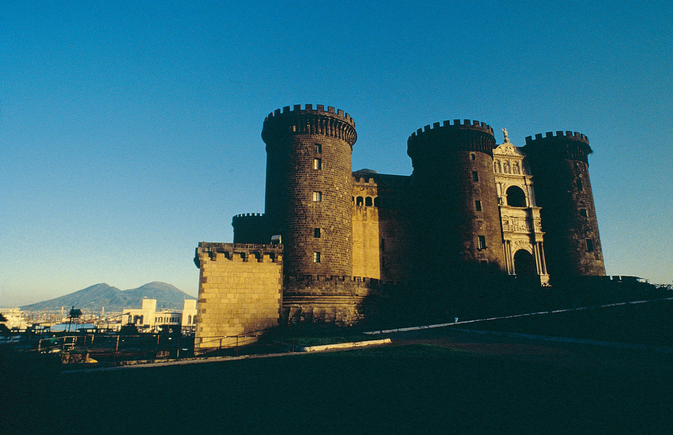 Foto del Castel Nuovo comunemente conosciuto come Maschio Angioino a Napoli