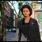 L'immagine, tratta dal film Matrimonio all'Italiana, ritrae Filumena Marturano alias Sofia Loren sullo sfondo di Piazza Bellini e via Costantinopoli.