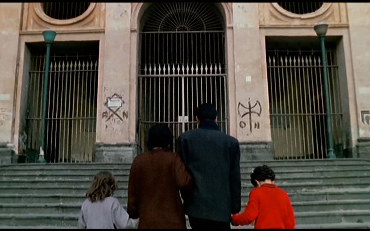 In fotografia si vede una scena del film Nel Regno di Napoli, girata davanti alla Chiesa di Santa Maria dei Miracoli, sita in Piazza Miracoli