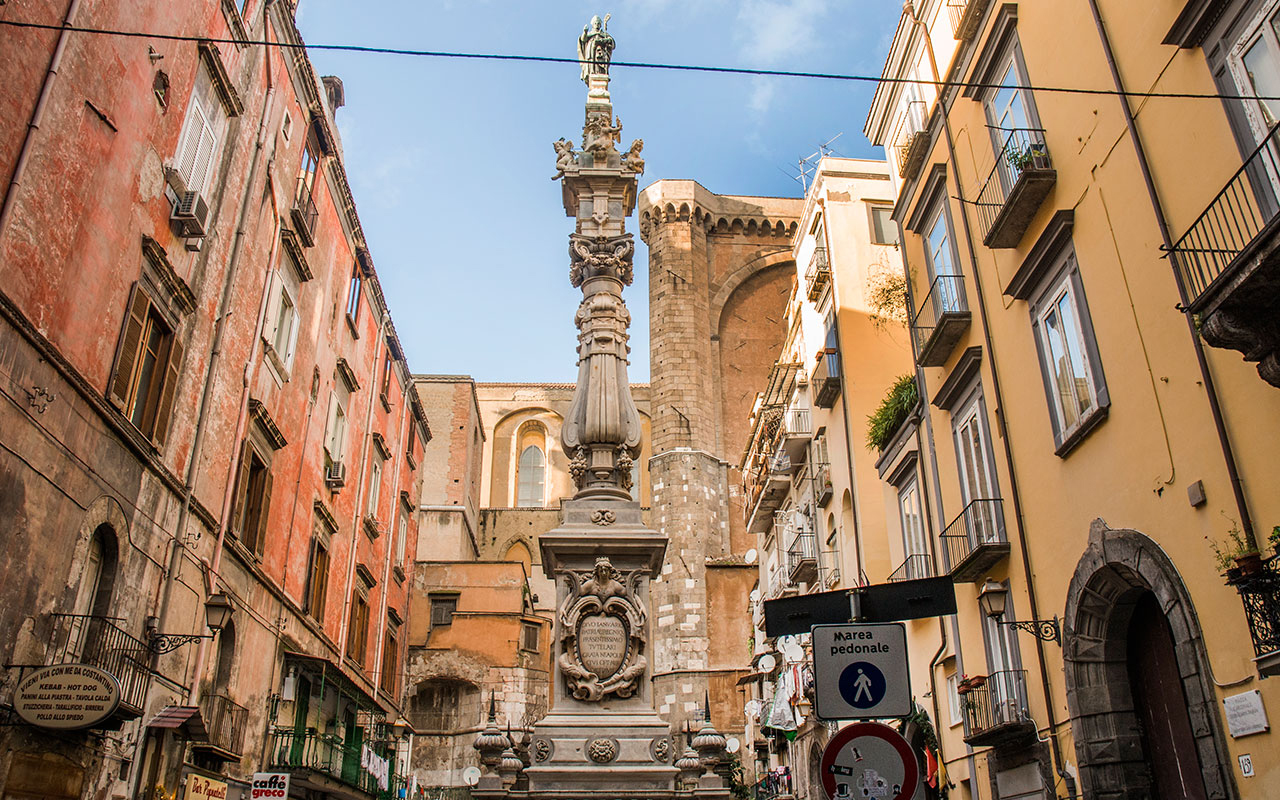 In fotografia si vede l'Obelisco di San Gennaro in Piazza Sisto Riario Sforza