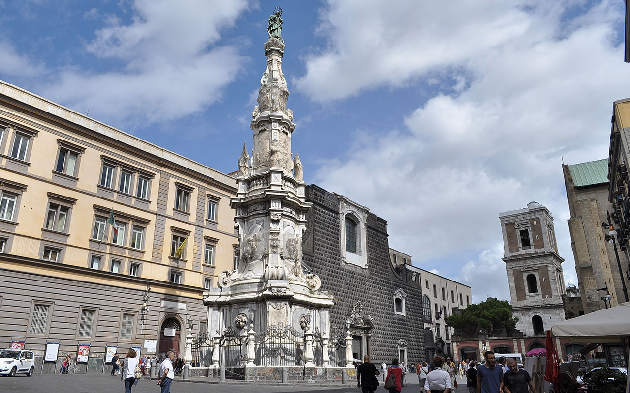 Veduta di Piazza del Gesù Nuovo con l'omonima chiesa e la guglia dell'Immacolata