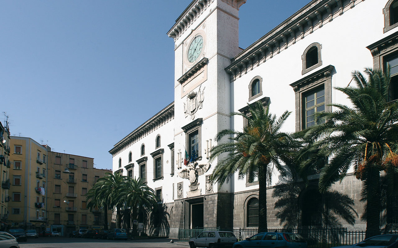 In fotografia si vede Castel Capuano, detto anche La Vicaria, è la sede del Tribunale di Napoli