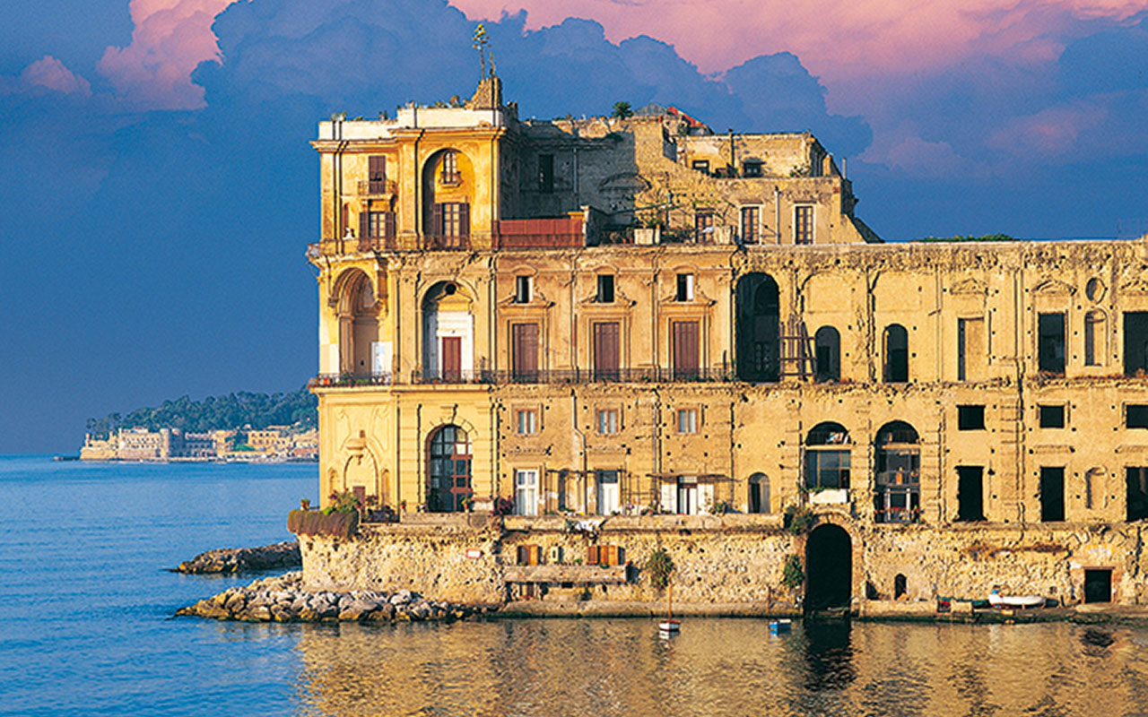 Veduta del Palazzo Donn'Anna, la cui splendida facciata dà direttamente sul mare