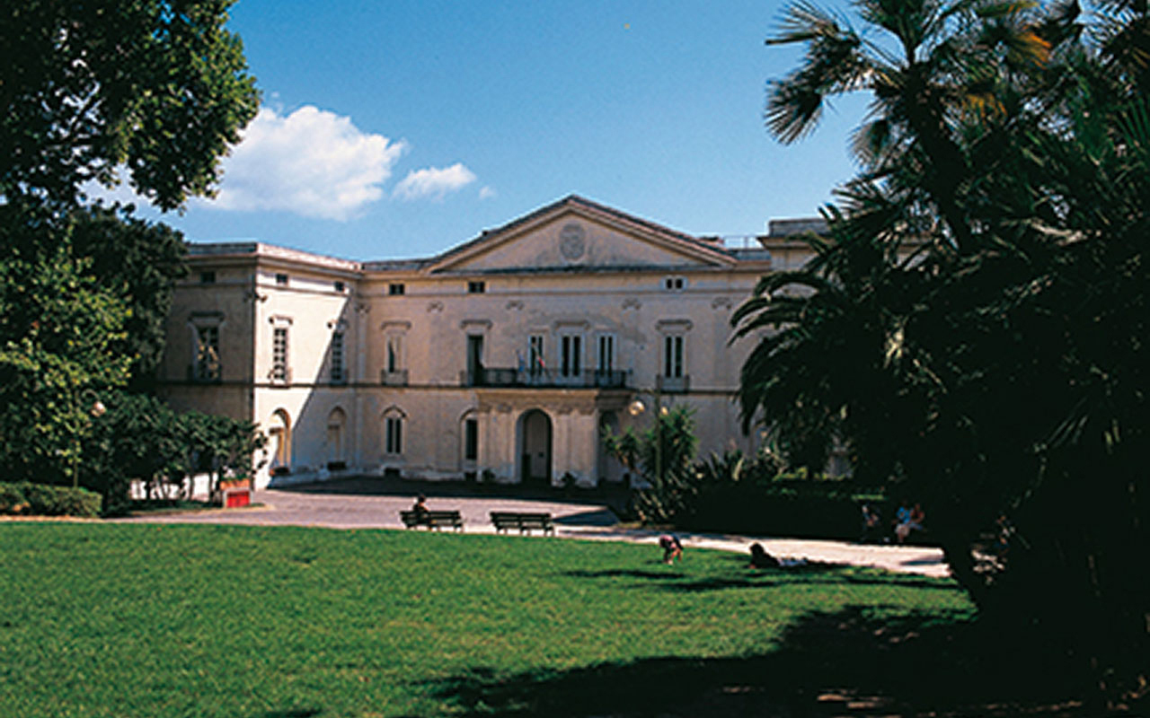 Villa Floridiana, collocata sulle colline del Vomero, ospita il Museo Nazionale della Ceramica Duca di Martina, sede di una delle più prestigiose raccolte di arte decorativa