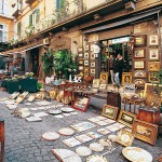 La fotografia mostra un angolo di Piazzetta Nilo con relativi negozi