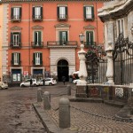 In fotografia appare il Palazzo Pandola, sito in Piazza del Gesù Nuovo