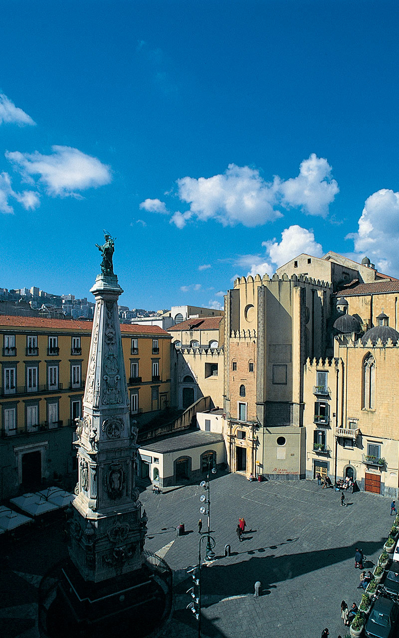 Veduta di Piazza San Domenico Maggiore con al centro la guglia di San Domenico e sullo sfondo l'omonima chiesa con la sua abside poligonale