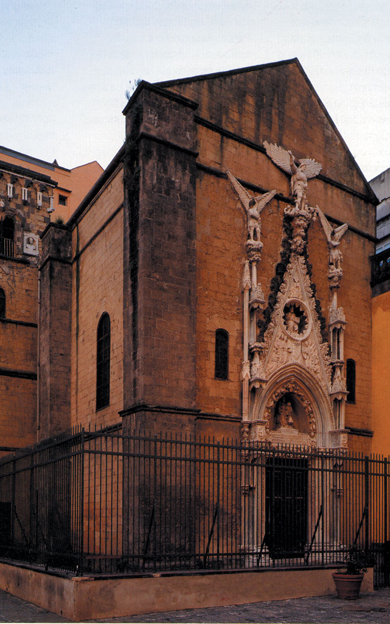 In fotografia si vede la facciata della Cappella Pappacoda con il portale in marmo, eseguito da Antonio Baboccio da Piperno