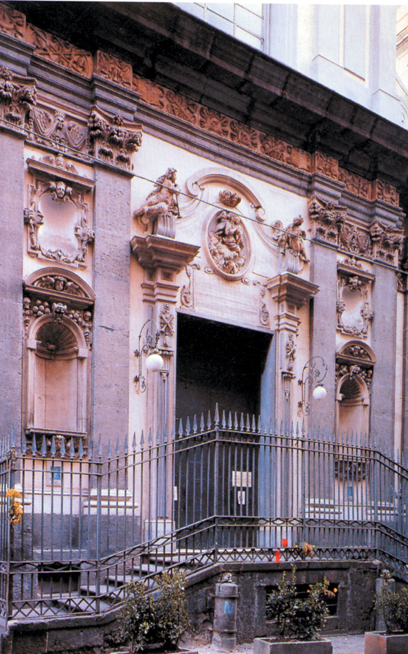 La Chiesa di Santa Maria delle Anime del Purgatorio ad Arco è conosciuta per il culto delle anime pezzentelle