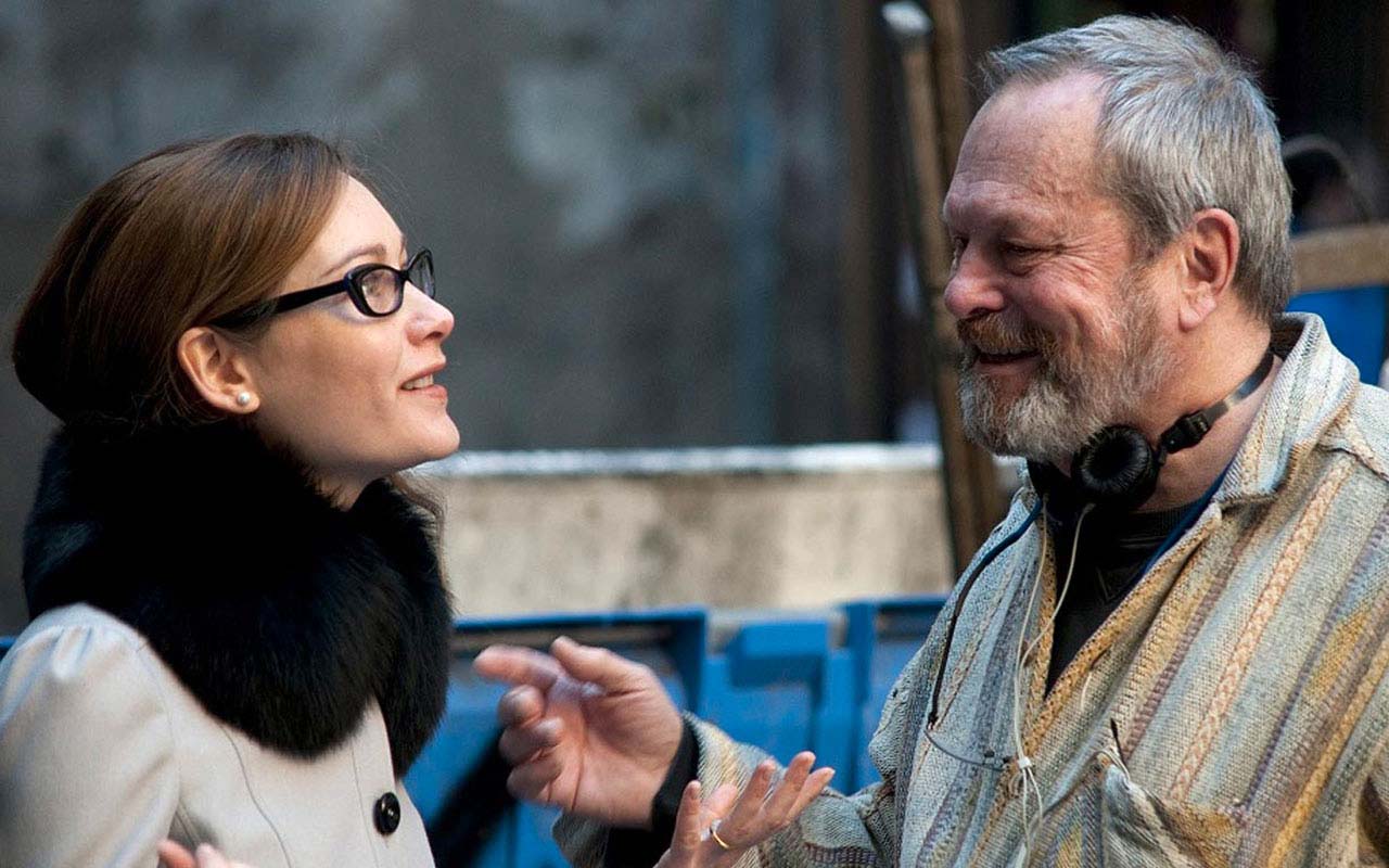 Terry Gilliam e Cristiana Capotondi sul set di The Wholly Family. Una location del cortometraggio di Gilliam è Piazza Riario Sforza