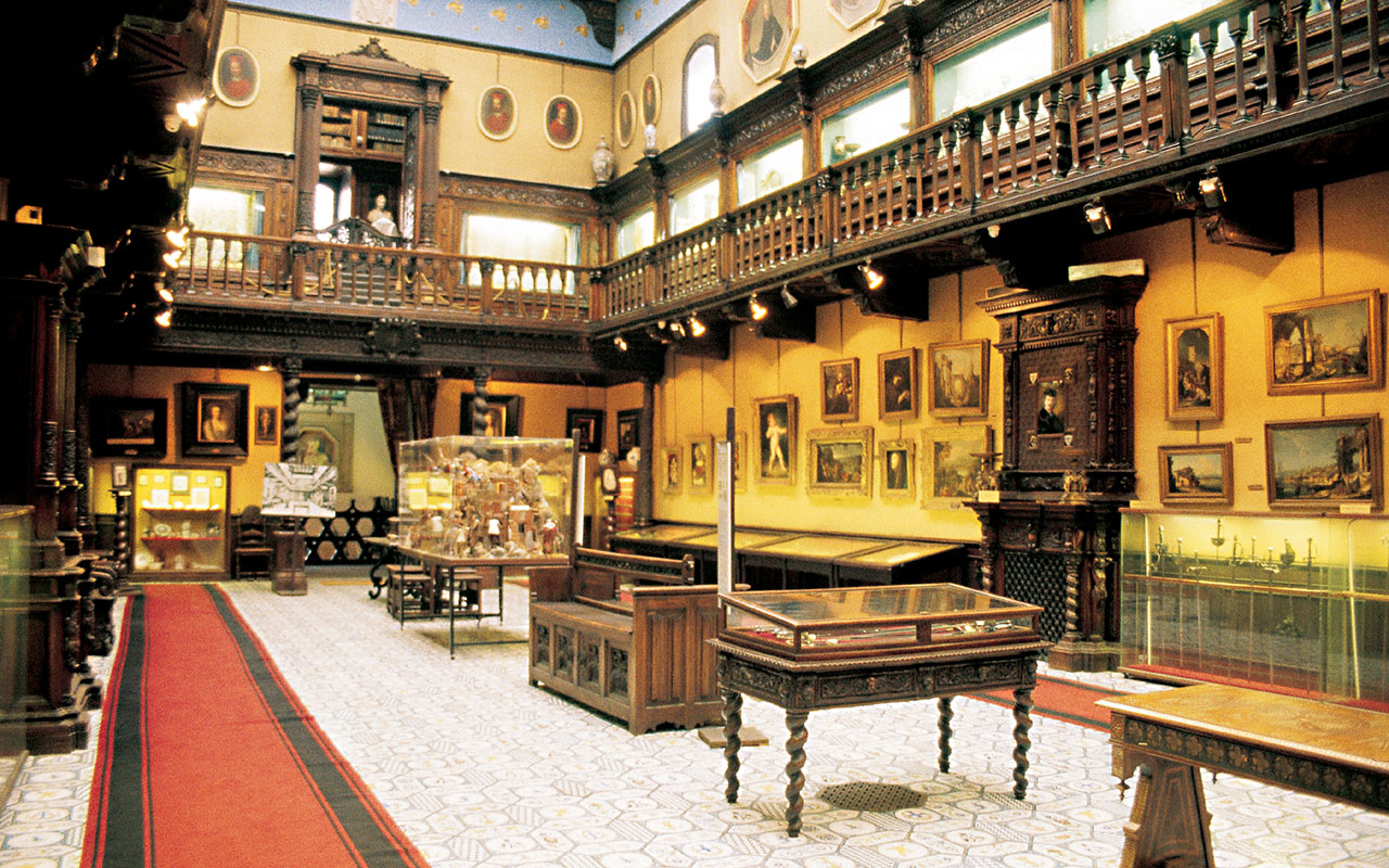Una sala del Museo Civico Gaetano Filangieri, allestito nel Palazzo Como