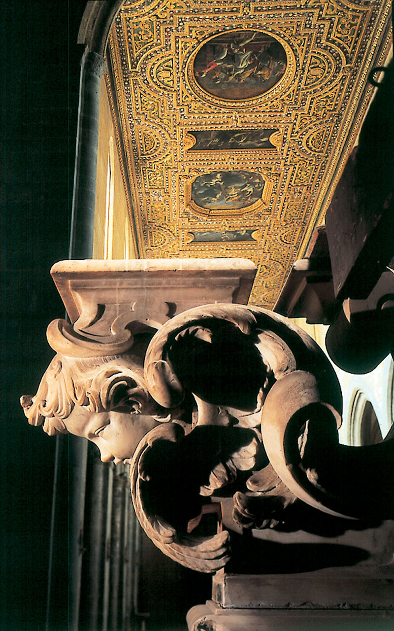 La fotografia mostra l'interno della Chiesa di San Pietro a Maiella e, in particolare, il soffitto cassettonato intagliato e dorato, nel quale sono inserite le tele di Mattia Preti
