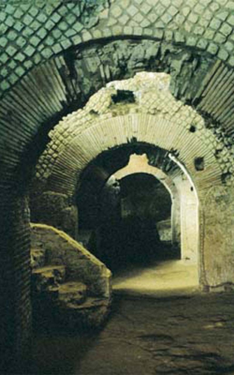 L'area archeologica del complesso monumentale di San Lorenzo Maggiore conserva i resti della città greco-romana e altomedievale