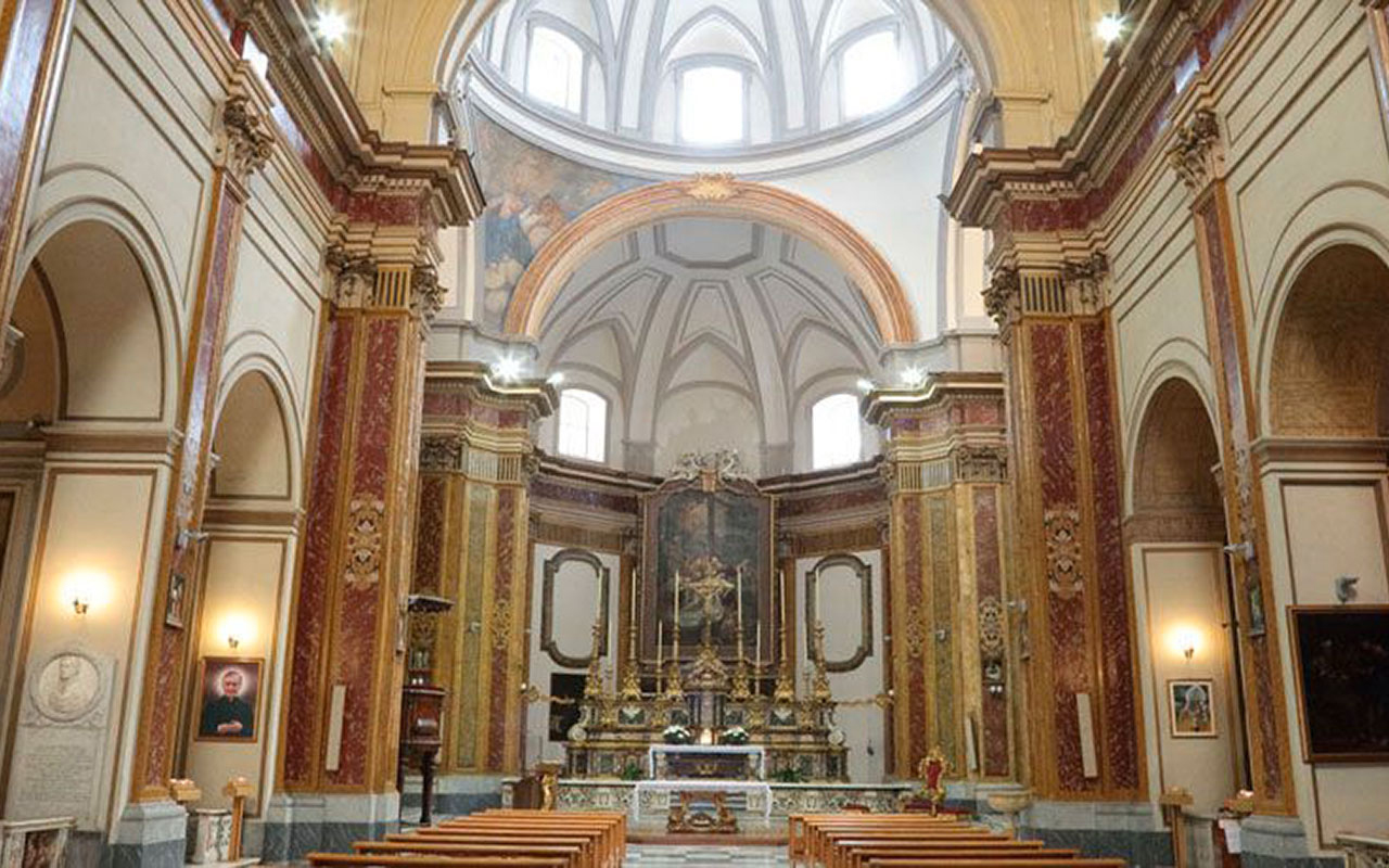 In fotografia si vede la navata centrale della chiesa della Pietà dei Turchini