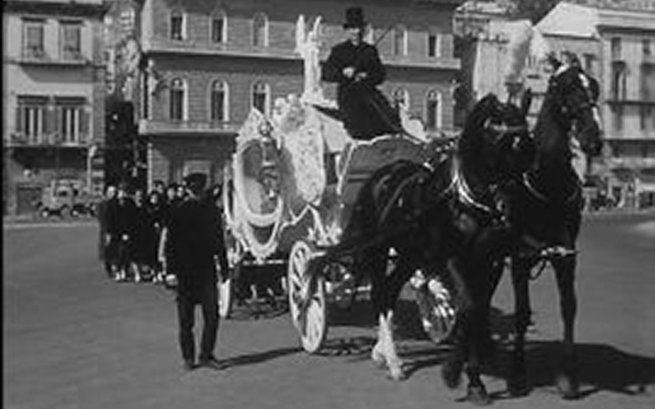 In Piazza della Repubblica è girato l'episodio Il funeralino de L'oro di Napoli