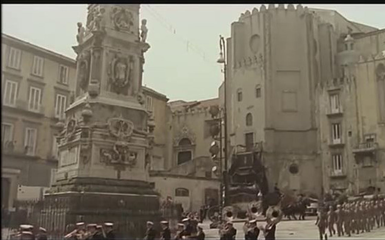 Piazza San Domenico Maggiore è una delle location in cui si gira il film Cadaveri eccellenti