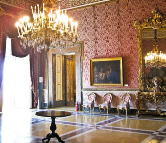 Appartamento Storico a Piazza Del Plebiscito Appartamento storico a Piazza Del Plebiscito