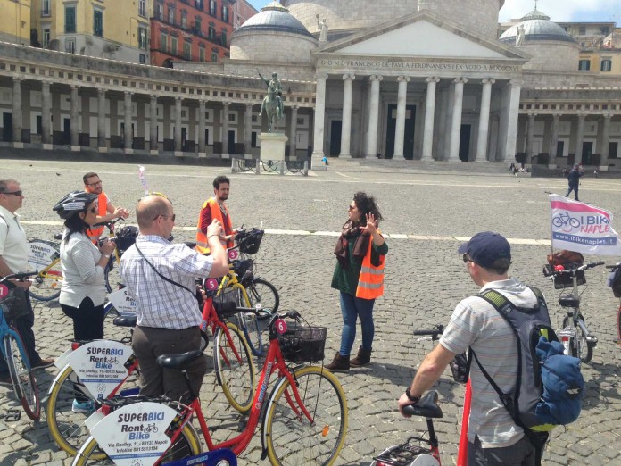 Visitare Napoli in bicicletta