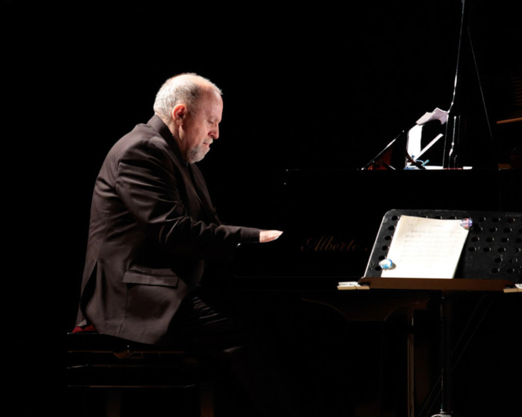 Bruno Persico per Scarlattinblues in veste di autore delle rielaborazioni musicali, di pianista e direttore in dialogo con la Nuova Orchestra Scarlatti