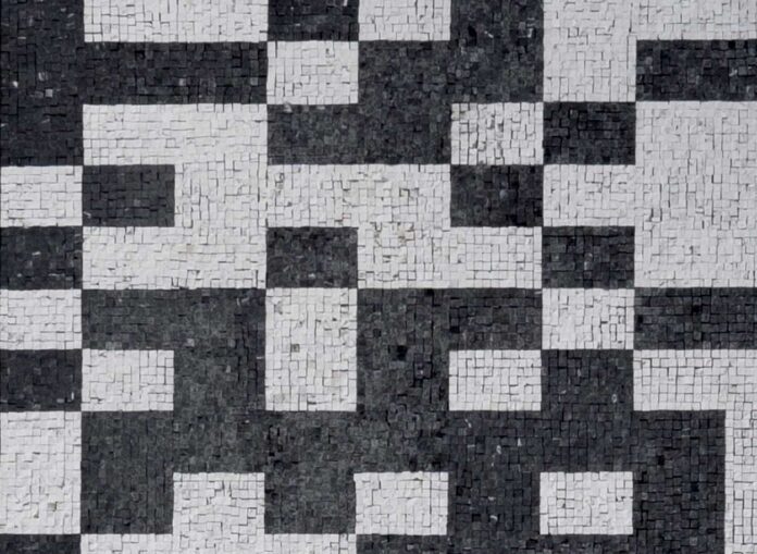 bianco-valente Dettaglio di una pavimentazione in mosaico bianco e nero ispirata alle geometrie ornamentali dell'antica Pompei ed Ercolano.