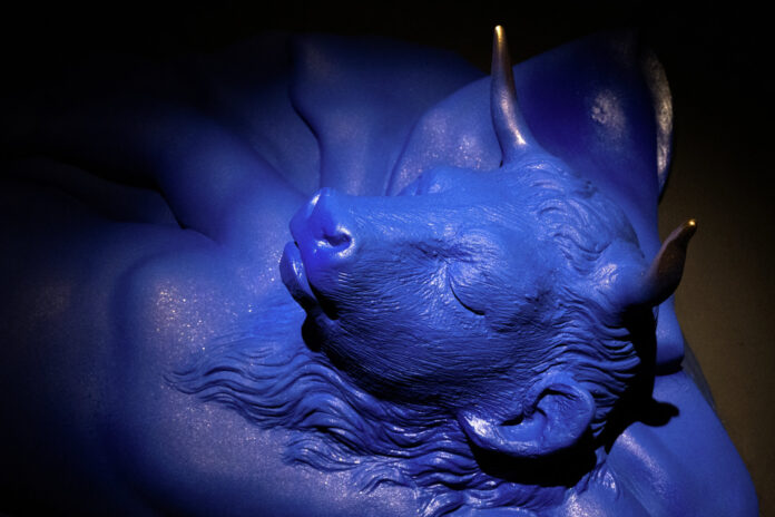 Dettaglio della testa del Minotauro Bambino di Emanuele Scuotto: una scultura blu dal volto delicato e sognante, ispirata al mito e al Cristo Velato.