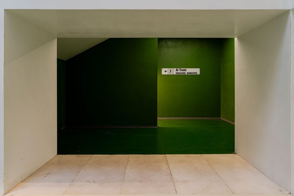 Ingresso verde della stazione Chiaia – Monte di Dio, area dedicata al simbolismo di Cerere lungo il percorso mitologico.