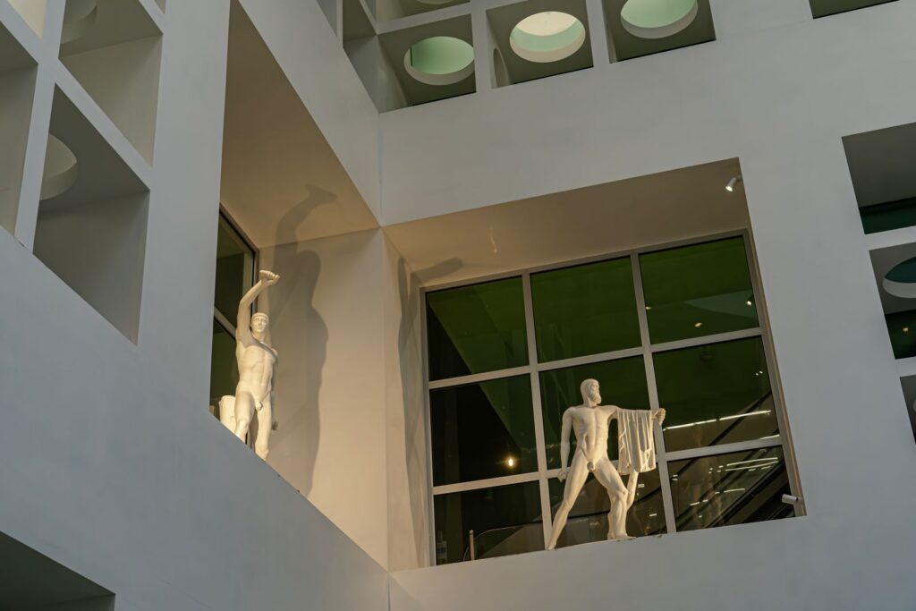 Statue ispirate ai modelli Farnese nella sezione verde della stazione Chiaia – Monte di Dio, dedicata al mito di Cerere.