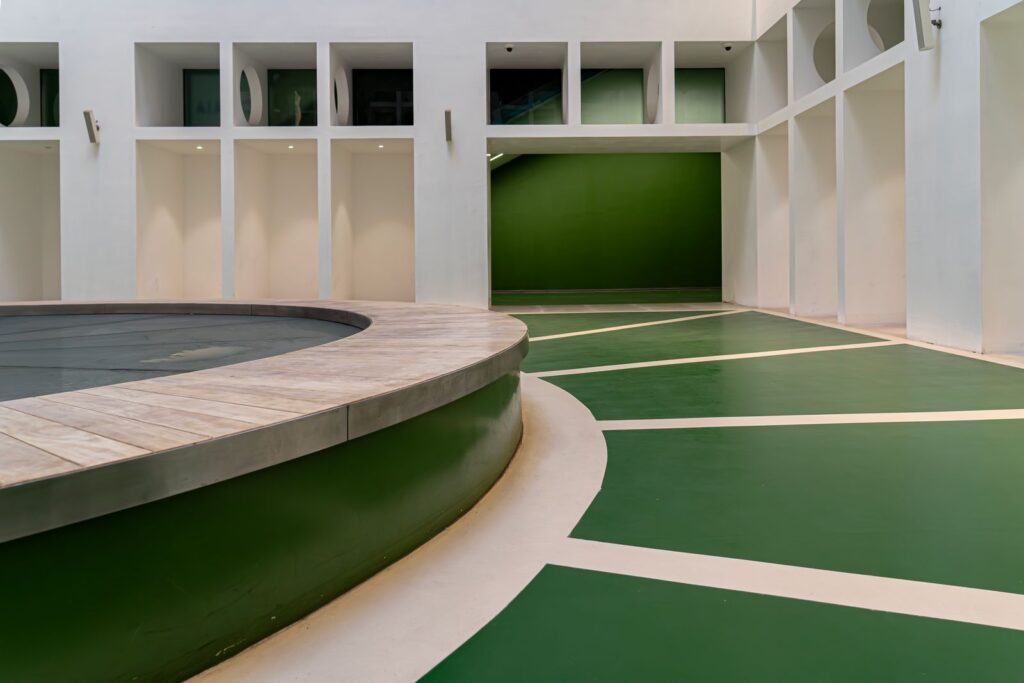 Atrio verde con vasca circolare nella sezione dedicata a Cerere della stazione Chiaia – Monte di Dio.