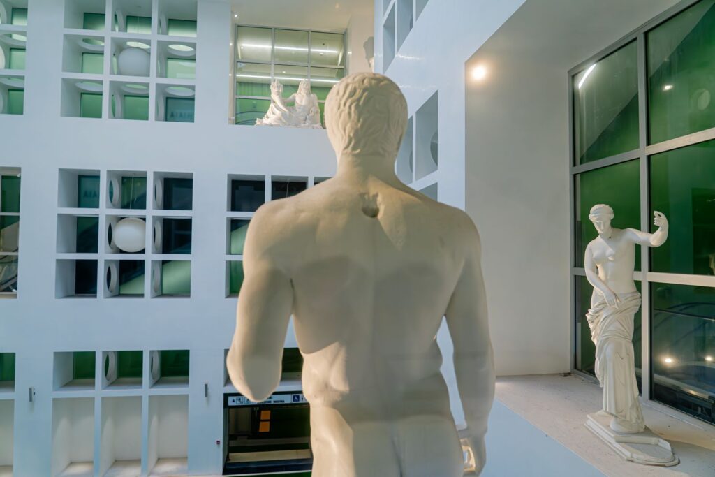Vista interna con statue classiche nella stazione Chiaia – Monte di Dio, parte del percorso dedicato ai miti antichi.