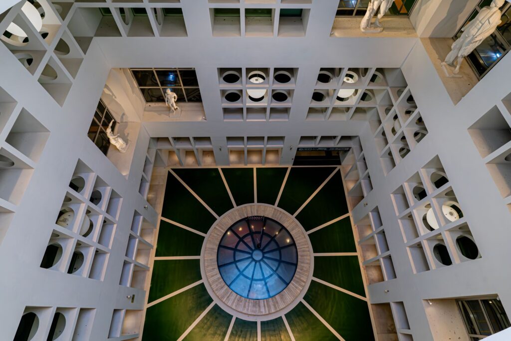 Vista zenitale sulla cupola circolare e sull’atrio verde dedicato a Cerere nella stazione Chiaia – Monte di Dio.