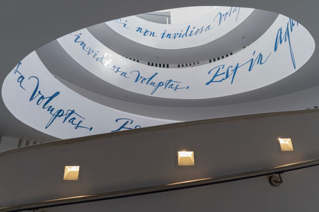 Dettaglio dell’area blu dedicata a Nettuno nella Metropolitana di Chiaia – Monte di Dio, con colonne illuminate e pavimento azzurro.