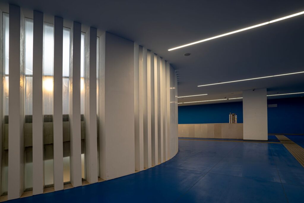 La spirale architettonica con la citazione di Ovidio “Est in aqua dulci non invidiosa voluptas” nella Metropolitana di Chiaia – Monte di Dio.