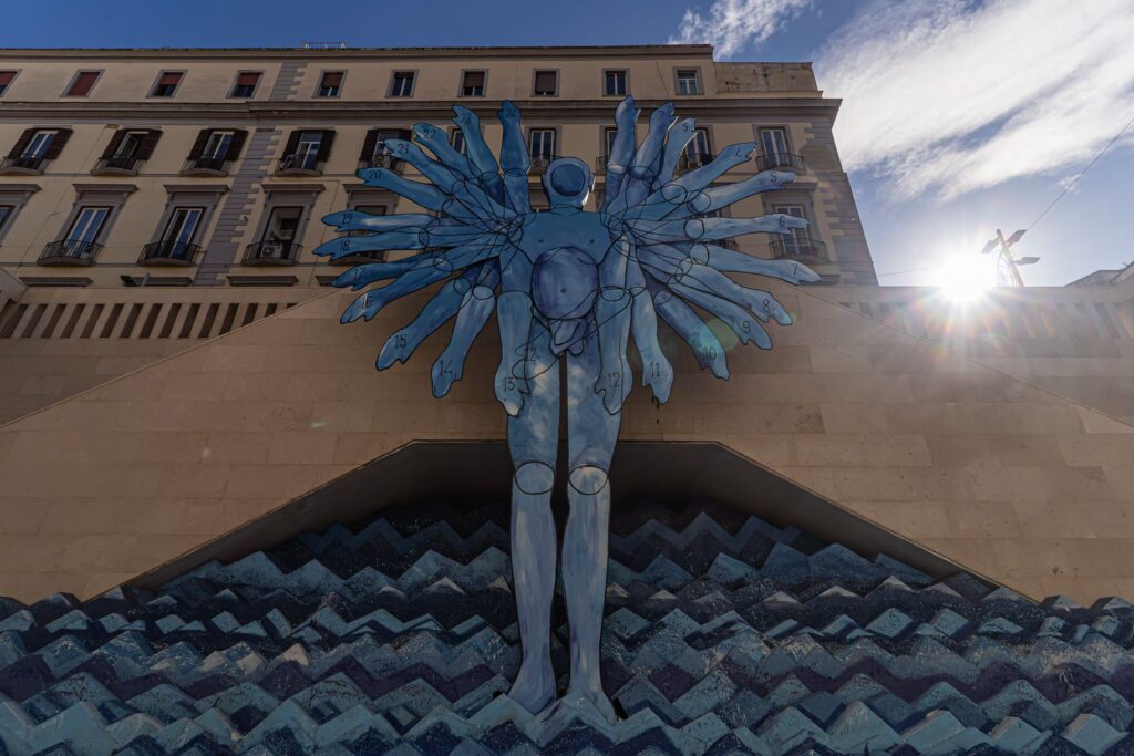 La monumentale scultura di Giove all’ingresso della Metropolitana di Chiaia – Monte di Dio in Piazza Santa Maria degli Angeli.