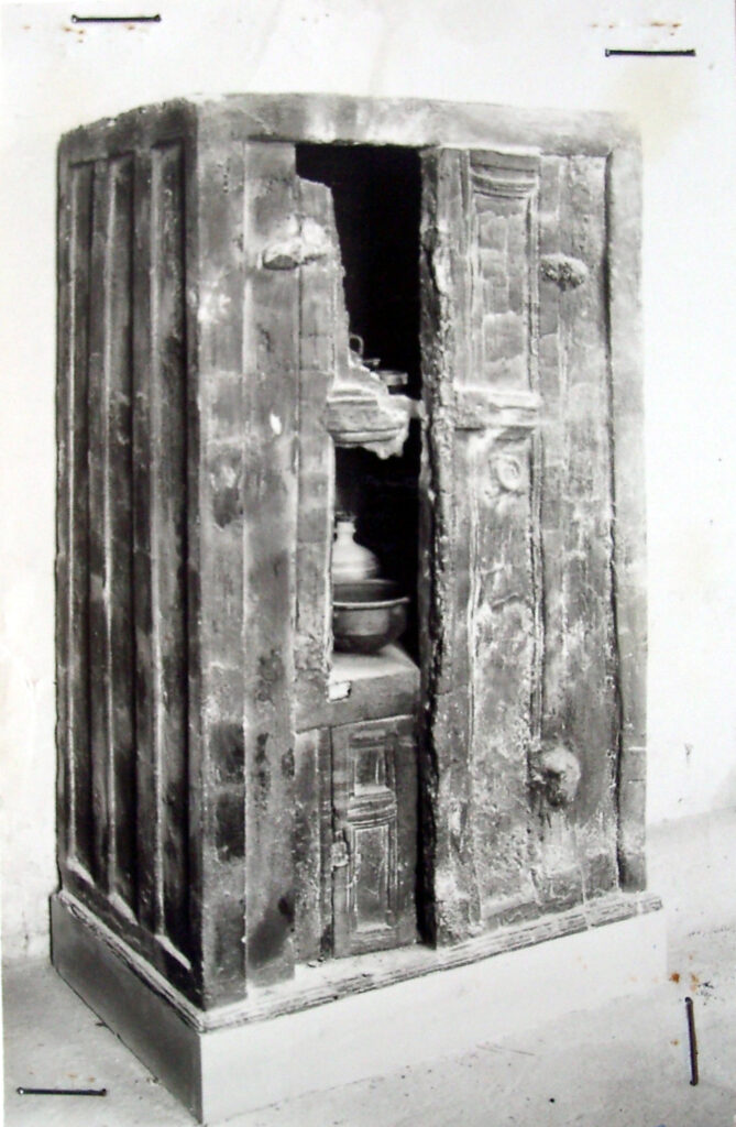 Il ritorno della credenza di Ercolano: un viaggio nel tempo tra legno e memoria 1