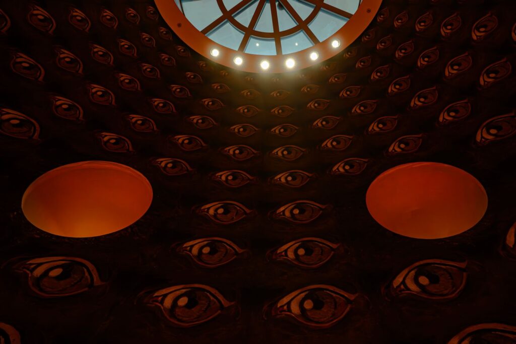 Dettaglio ravvicinato della cupola con occhi simbolici nella stazione dell’Arte Chiaia – Monte di Dio.