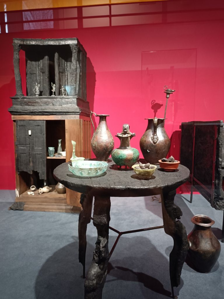 Parco Archeologico di Ercolano: la crescita dei visitatori e il successo delle iniziative serali 2 Legni antichi esposti all’Antiquarium del Parco Archeologico di Ercolano, straordinariamente conservati dopo duemila anni.