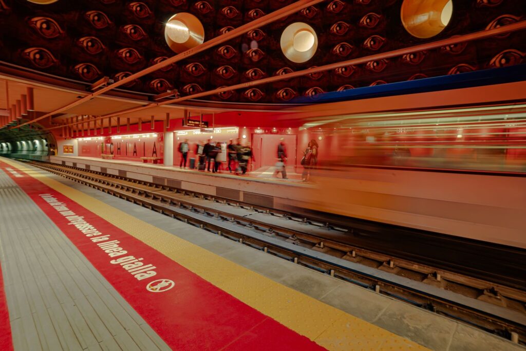Binari e tunnel nella stazione Chiaia – Monte di Dio con la grande cupola decorata da occhi simbolici.