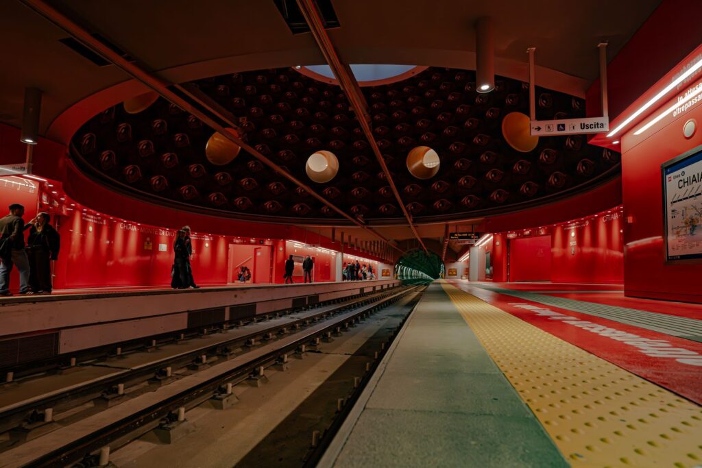 Cupola con occhi e vista sui binari della stazione Chiaia – Monte di Dio, area simbolica dedicata all’Ade.