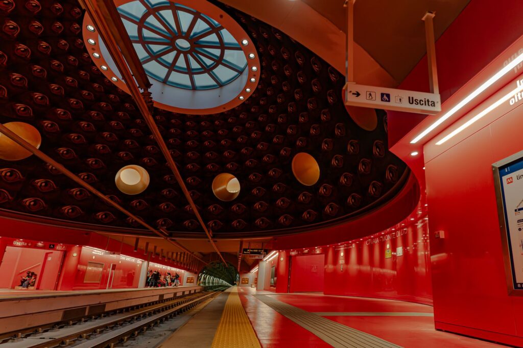 Cupola con occhi e vista sui binari della stazione Chiaia – Monte di Dio, area simbolica dedicata all’Ade.