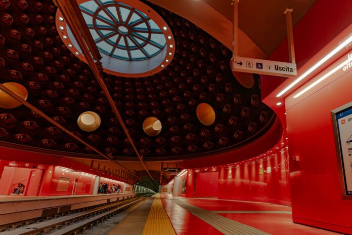 Cupola con occhi e vista sui binari della stazione Chiaia – Monte di Dio, area simbolica dedicata all’Ade.