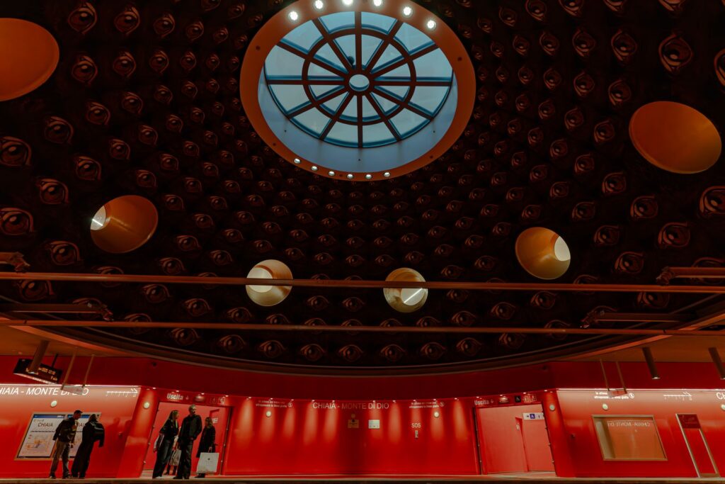 Cupola con occhi della stazione Chiaia – Monte di Dio, simbolo del dominio di Plutone nella zona rossa dei binari.