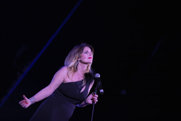 Primo piano di Monica Sarnelli al Teatro Augusteo durante lo spettacolo “Sirene, sciantose, malafemmene ed altre storie di donne veraci”.