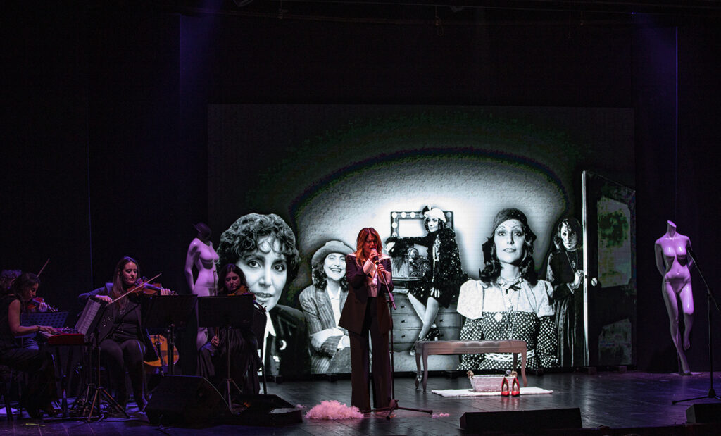 Monica Sarnelli fa il pienone all’Augusteo: presentato il progetto RitmiUrbani Network 1 Monica Sarnelli sul palco del Teatro Augusteo in un momento dello spettacolo dedicato alle grandi voci femminili della musica napoletana.