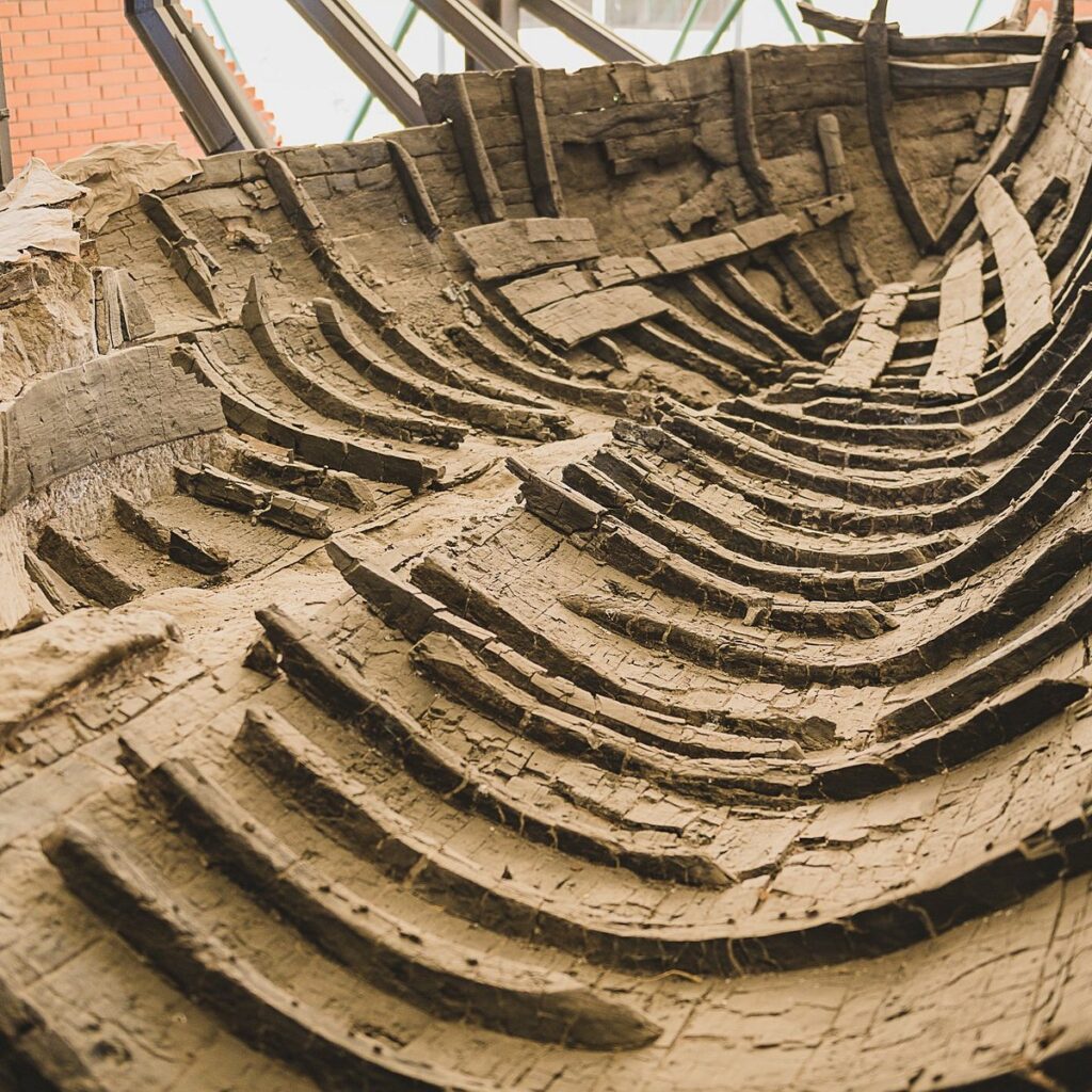 Parco Archeologico di Ercolano: la crescita dei visitatori e il successo delle iniziative serali 1 Vista panoramica del Parco Archeologico di Ercolano con gli scavi e le strutture romane perfettamente conservate.