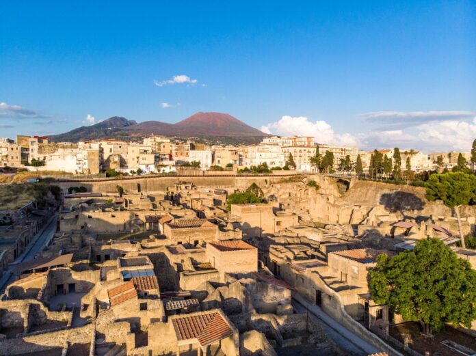 Vista panoramica del Parco Archeologico di Ercolano con gli scavi e le strutture romane perfettamente conservate.
