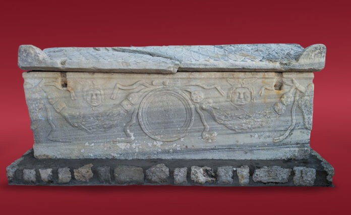 Sarcofago romano del II secolo d.C., noto come Sarcofago di Crispina, esposto al Museo Archeologico della Certosa di San Giacomo a Capri.