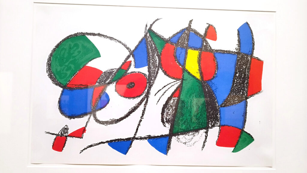 Litografia “Miró Lithographe II – Plate VIII”, con motivi astratti, sagome nere e colori primari intensi tipici della poetica grafica di Joan Miró.