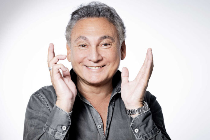 Primo piano di Francesco Paolantoni per lo spettacolo Salotto Paolantoni al Teatro Sannazaro