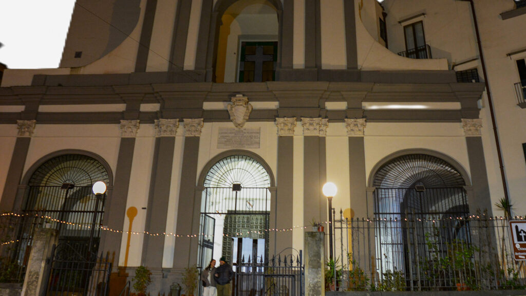 Facciata della chiesa di Sant’Antonio Abate a Napoli nel contesto urbano del quartiere