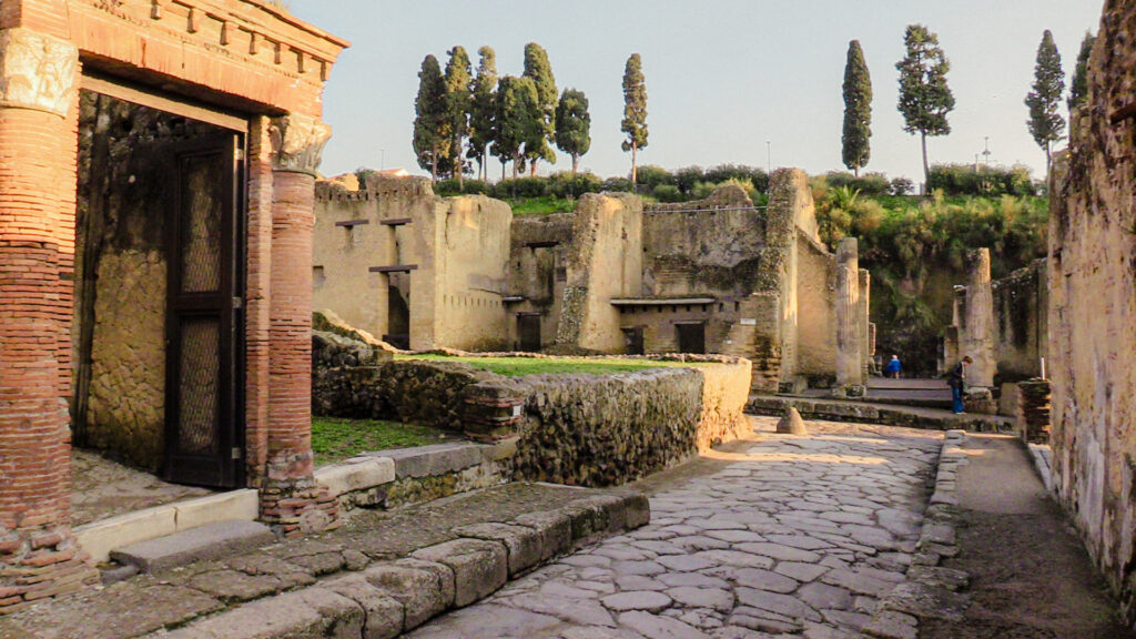 Pavimentazione in pietra di una strada dell’antica Herculaneum, conservata dopo l’eruzione del Vesuvio